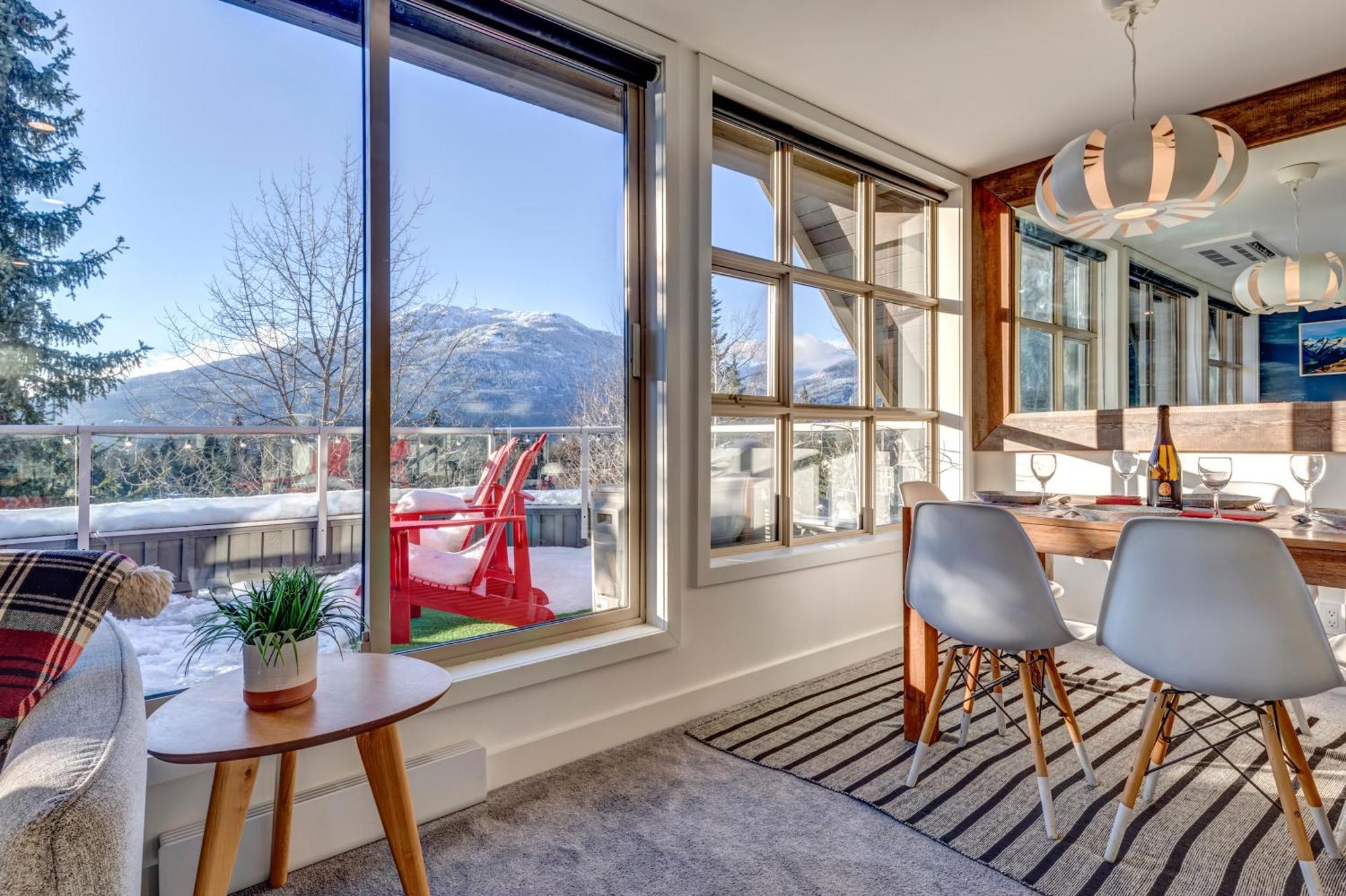 The Lookout Penthouse // A Luxe Suite In 휘슬러 외부 사진