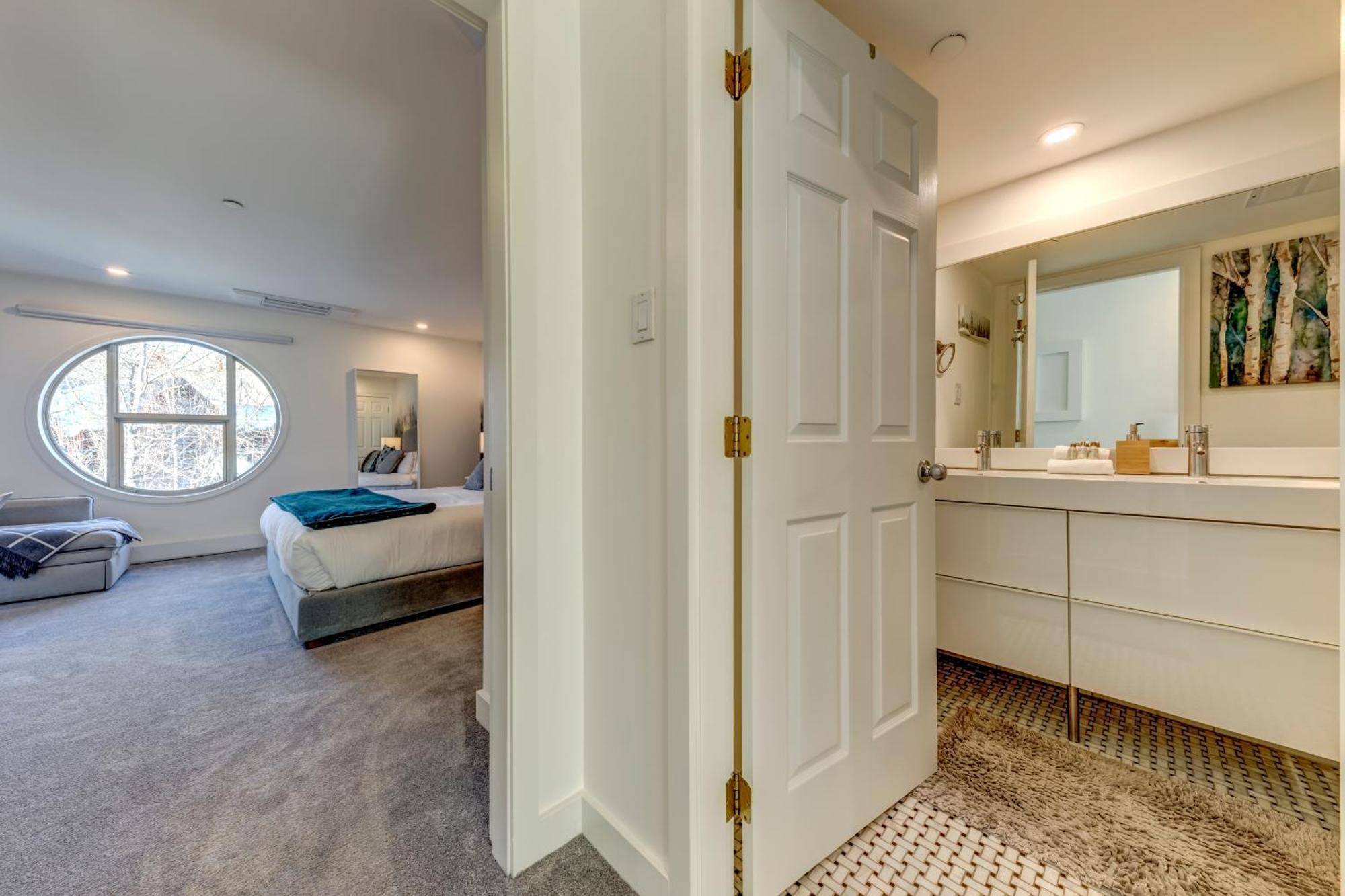 The Lookout Penthouse // A Luxe Suite In 휘슬러 외부 사진