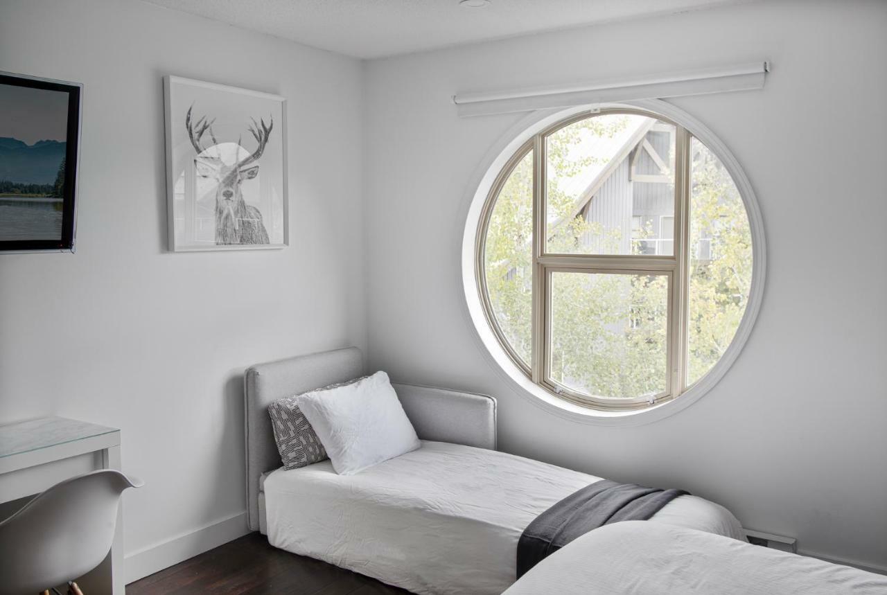 The Lookout Penthouse // A Luxe Suite In 휘슬러 외부 사진